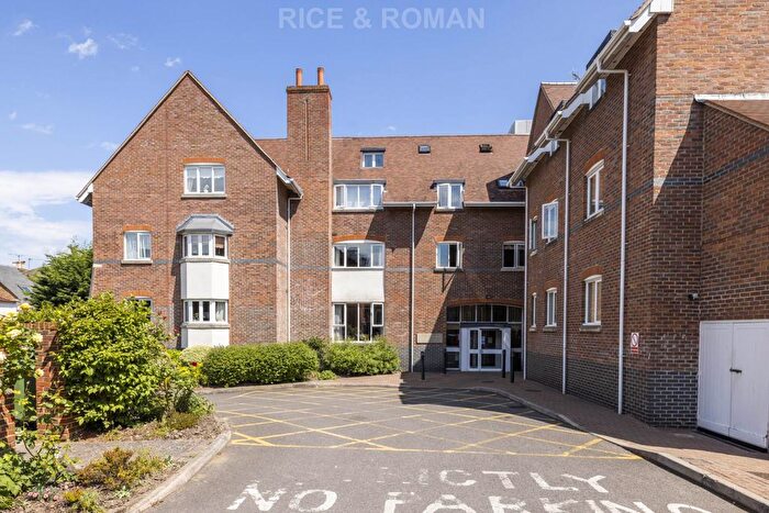 1 Bedroom Flat For Sale In Manor Place, Walton On Thames, KT12