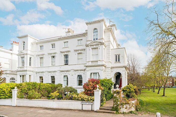 3 Bedroom Flat To Rent In Portland Terrace, Richmond, TW9