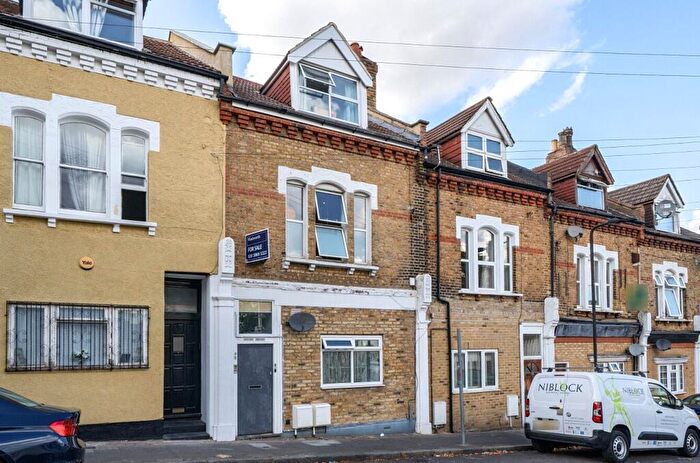 3 Bedroom Apartment For Sale In Ridsdale Road, London, SE20