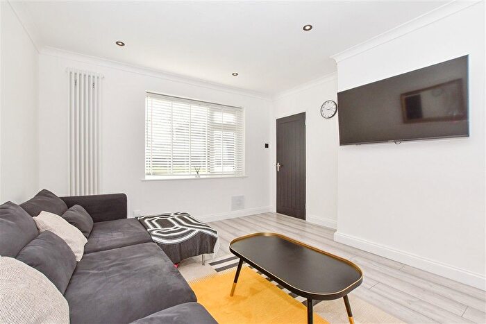 3 Bedroom Semi-detached House For Sale In Nursery Close, Tonbridge, Kent, TN10