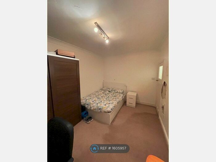 2 Bedroom Flat To Rent In Barons Court Mansions, London, W14