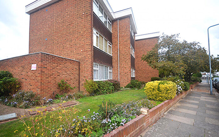 2 Bedroom Flat To Rent In Cranbrook Rise, IG1