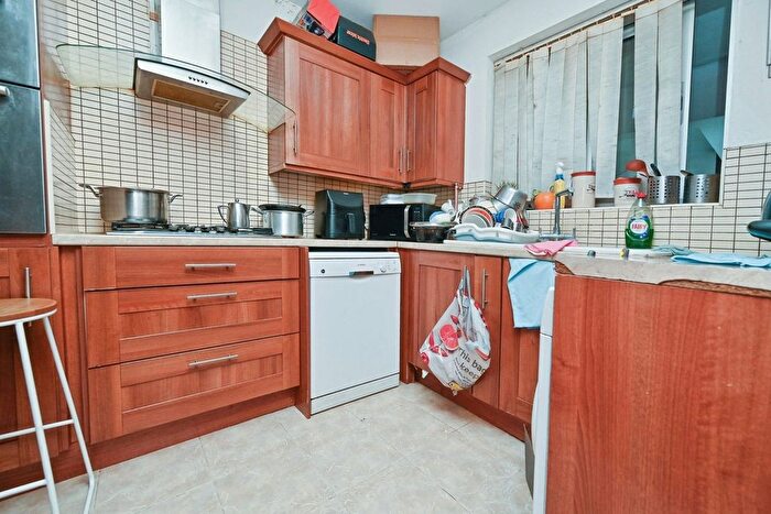 3 Bedroom Flat For Sale In Stonegrove, Edgware, HA8