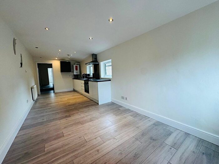 2 Bedroom Flat To Rent In Snakes Lane East, Woodford Green, IG8