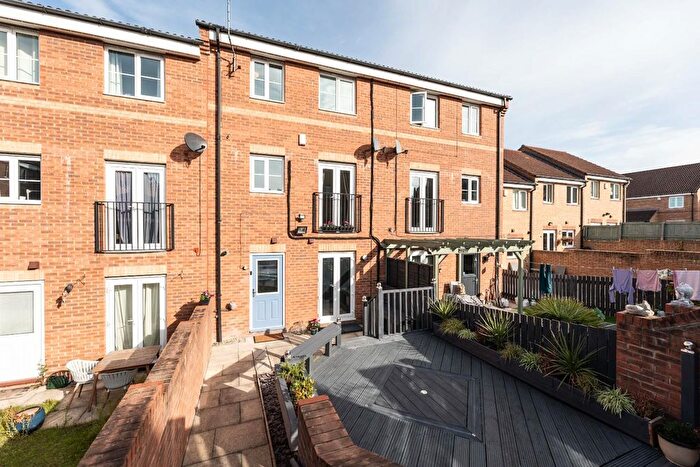 4 Bedroom Town House For Sale In Honeysuckle Way, Castleford, Wakefield, WF10