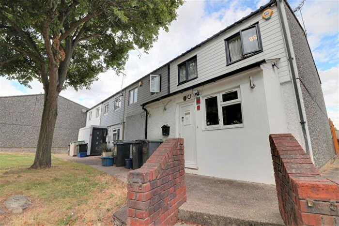 3 Bedroom End Of Terrace House To Rent In Limes Avenue, Chigwell, Essex, IG7
