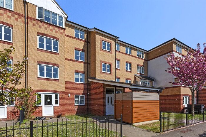 1 Bedroom Flat For Sale In Peatey Court, Princes Gate (Walk Of Station), HP13