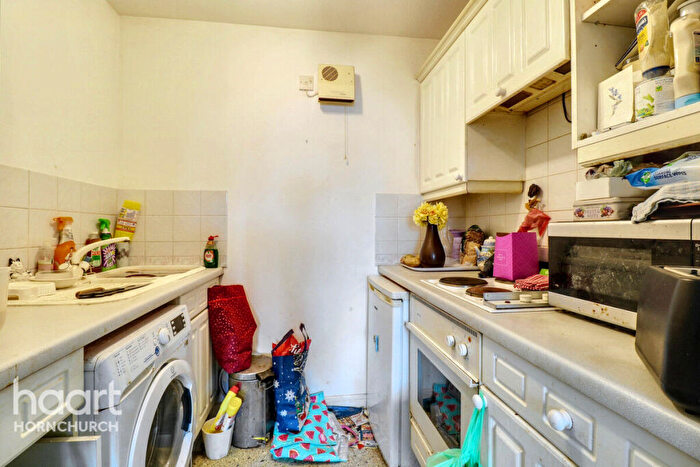 1 Bedroom Flat For Sale In Grenfell Avenue, Hornchurch, RM12