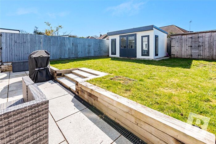 3 Bedroom Semi Detached House For Sale In Mascalls Lane, Brentwood, Essex, CM14