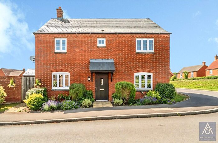 4 Bedroom Detached House For Sale In Lagonda Drive, Brackley, Northamptonshire, NN13