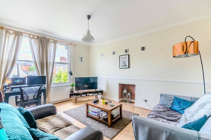 2 Bedroom Flat To Rent In Culverden Road, Balham, London, SW12