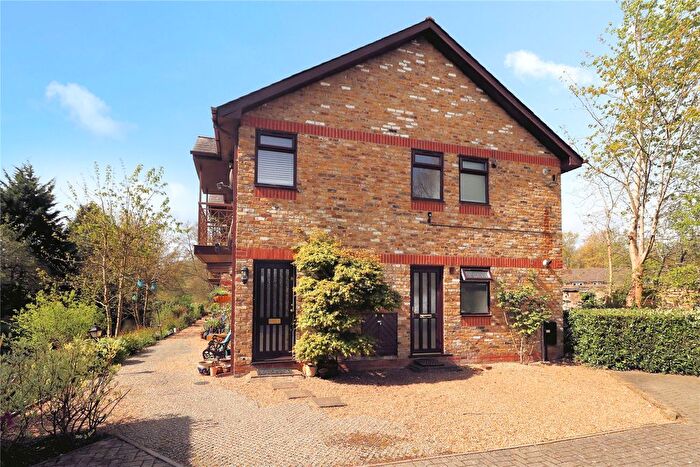 1 Bedroom Flat For Sale In Woking, Surrey, GU21