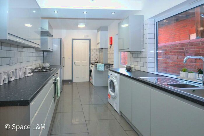 6 Bedroom Terraced House To Rent In Grange Ave, Earley, Reading, Berkshire, RG6