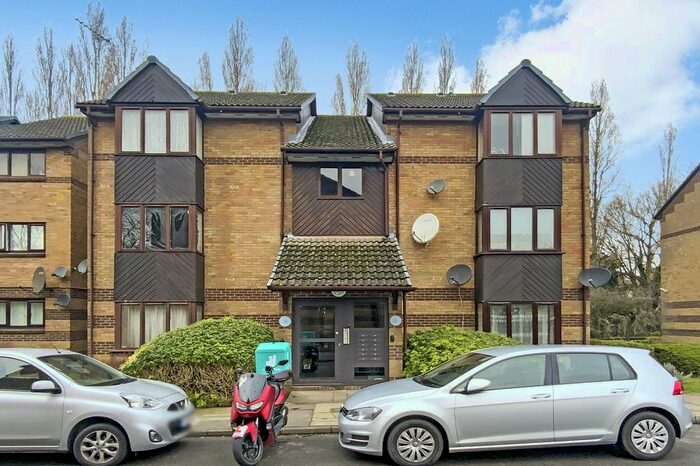 Studio To Rent In Harp Island Close, London, NW10