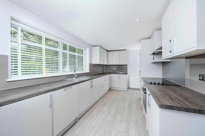 3 Bedroom Cottage To Rent In Lime Grove, London, N20