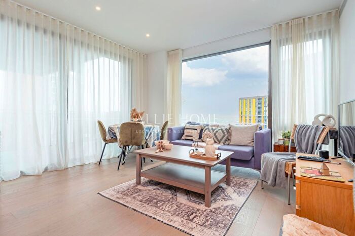 2 Bedroom Flat To Rent In Viaduct Gardens, Legacy Building, SW11