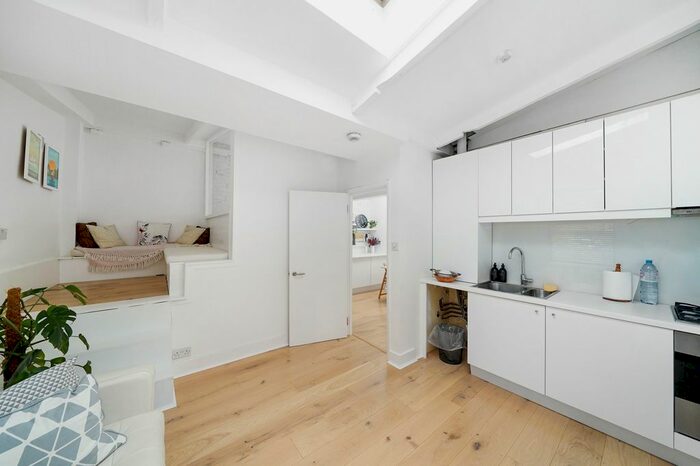 2 Bedroom Flat To Rent In Cambridge Gardens, Cambridge Gardens, W10