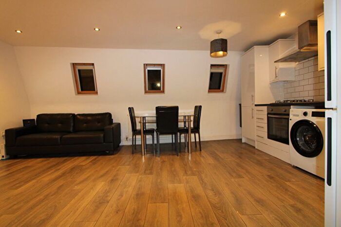 3 Bedroom Flat To Rent In Walworth Road, Elephant And Castle, SE17