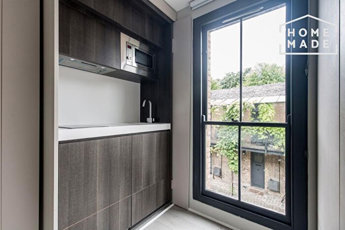 Flat To Rent In Russell Road, N13