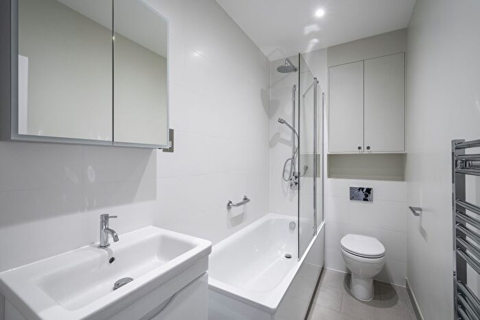 3 Bedroom Flat To Rent In Metro Central Heights, Elephant And Castle, SE1