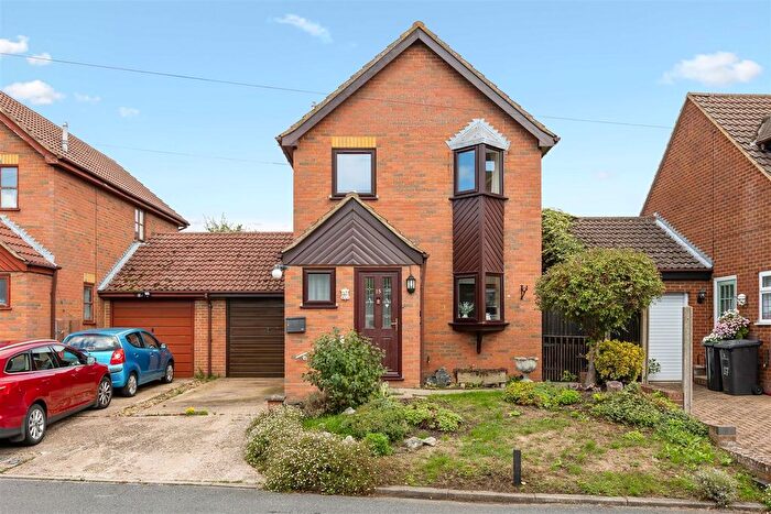 3 Bedroom Link Detached House For Sale In Murrell Lane, Stotfold, SG5