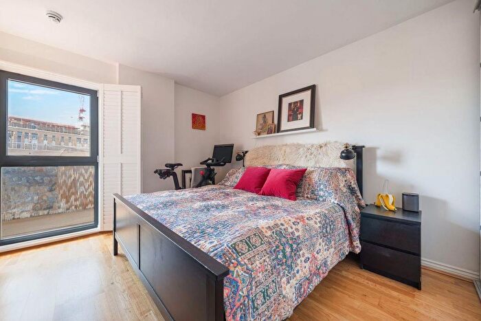 1 Bedroom Flat For Sale In Canalside Apartment With Parking, NW1