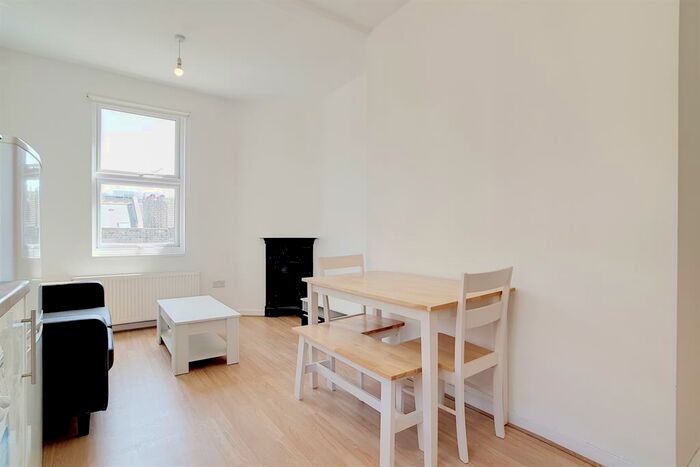 2 Bedroom Flat To Rent In Bavent Road, Camberwell, London, SE5