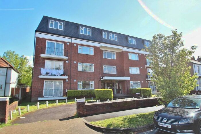 2 Bedroom Flat To Rent In Green Parade, Whitton Road, Hounslow, TW3