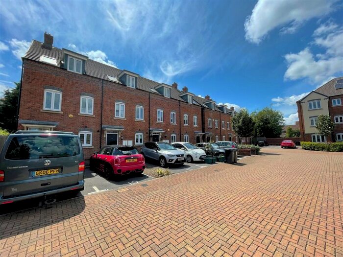 4 Bedroom Town House To Rent In Carpenters Close, Newbury, RG14