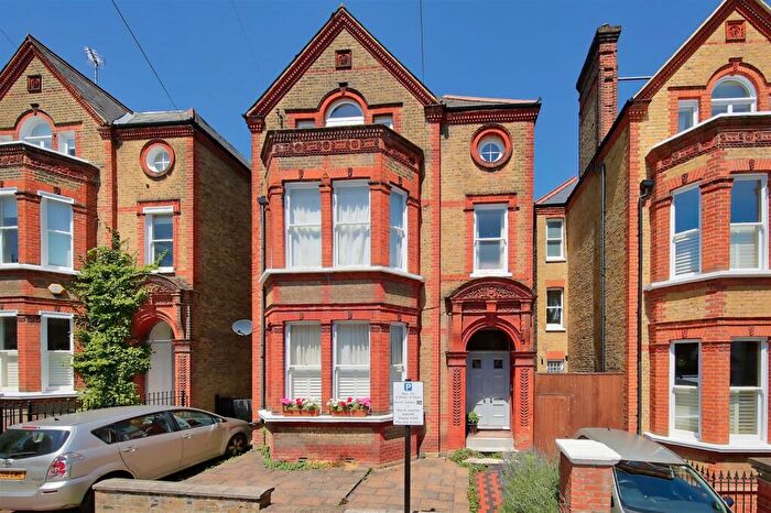 3 Bedroom Flat To Rent In Thurleigh Road, London, SW12