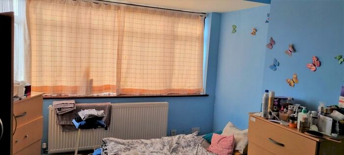 4 Bedroom Semi-Detached House To Rent In Beverley Drive, Edgware, HA8