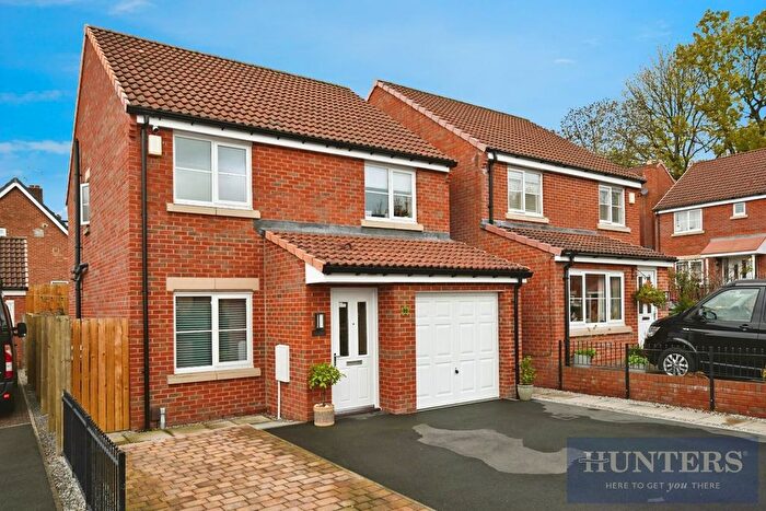 3 Bedroom Detached House For Sale In Greenlea Close, Yeadon, Leeds, LS19