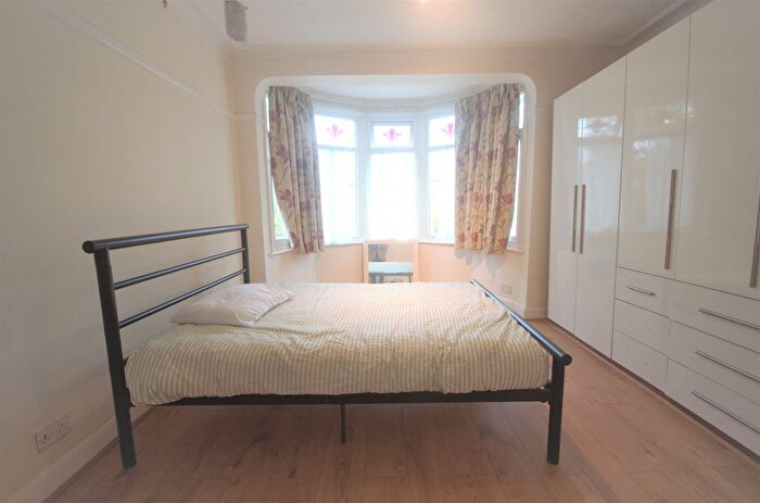 5 Bedroom Semi-Detached House To Rent In Somersby Gardens, Ilford, IG4