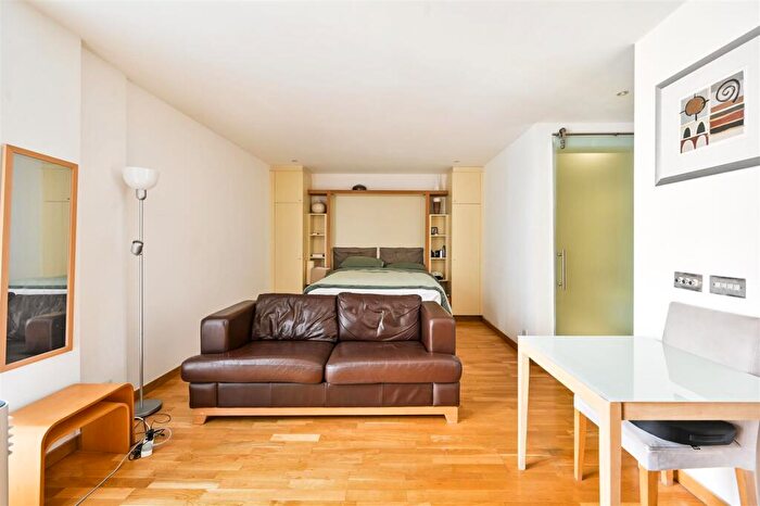 Flat To Rent In Hosier Lane, West Smithfield, EC1A