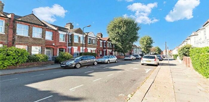 3 Bedroom Flat To Rent In Chapter Road, London, NW2