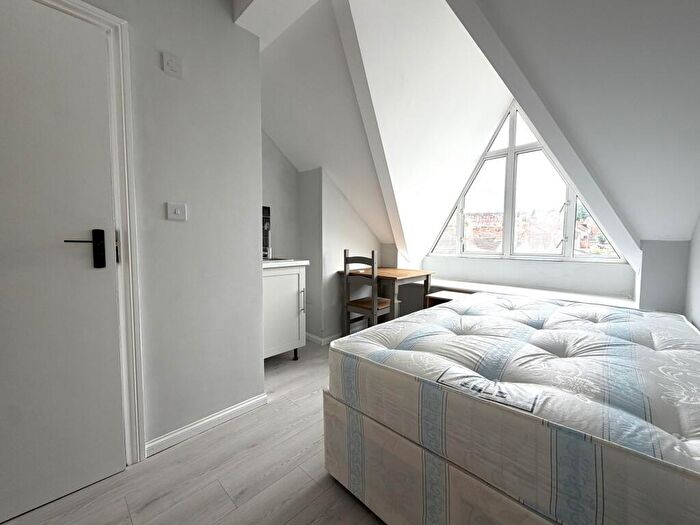 House Of Multiple Occupation To Rent In Commercial Road, Swindon, Wiltshire, SN1