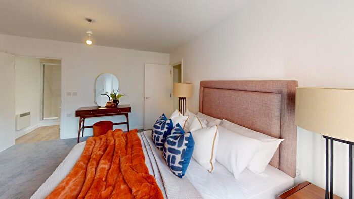 2 Bedroom Apartment To Rent In Queensway, Southampton, Hampshire, SO14