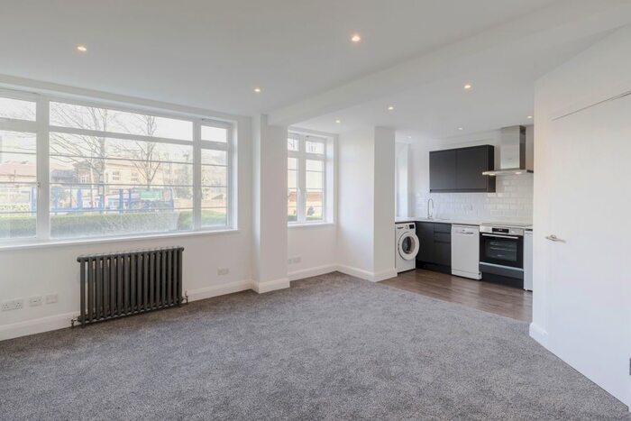 Studio To Rent In Balham High Road, London, SW17