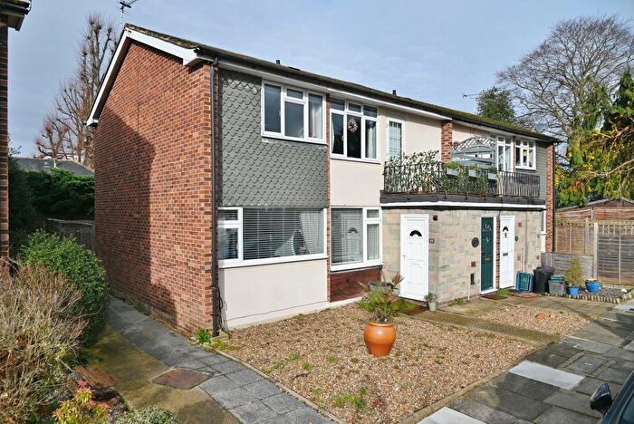 2 Bedroom Maisonette For Sale In Belvedere Close, Teddington, TW11