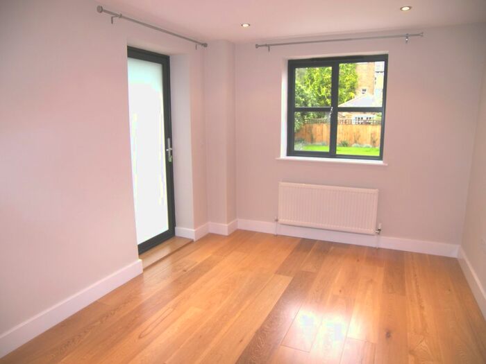1 Bedroom Flat To Rent In Argyll Close, Stockwell, SW9