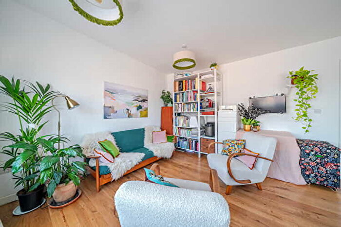 2 Bedroom Flat For Sale In Allied Court, Hackney, London, N1