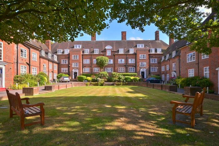 3 Bedroom Flat To Rent In Hampstead Way, Heathcroft, London, NW11
