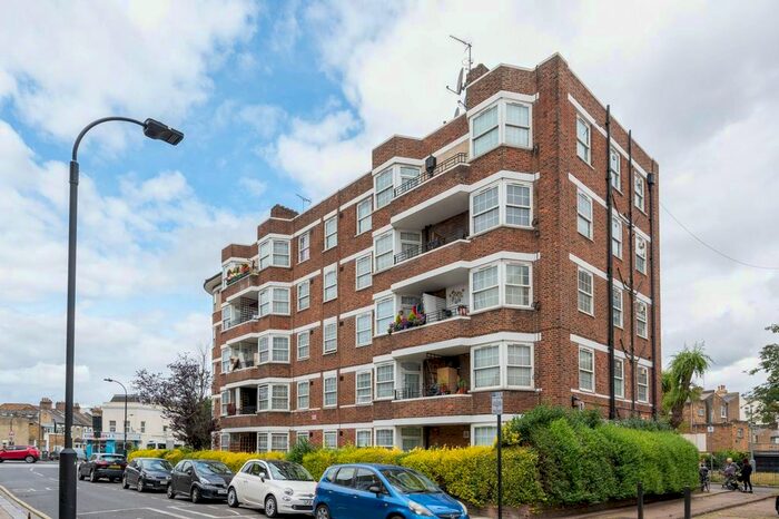 Studio To Rent In Becklow Gardens, Shepherd's Bush, London, W12
