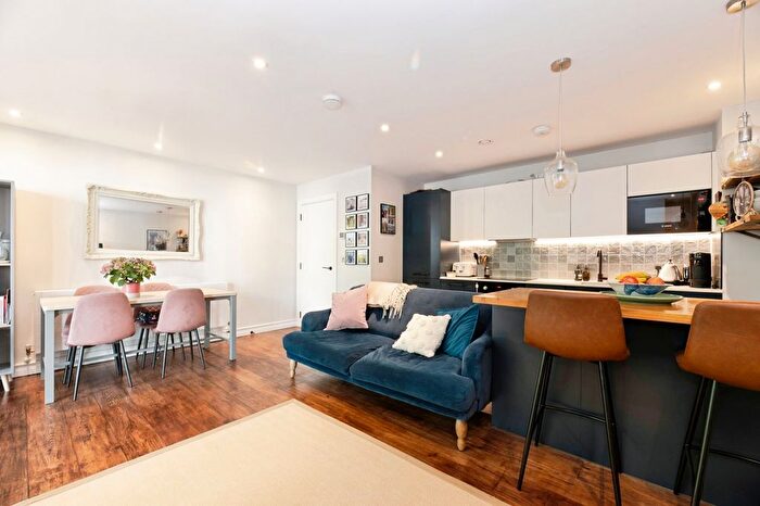 2 Bedroom Flat For Sale In Littleworth Road, Esher, Surrey, KT10