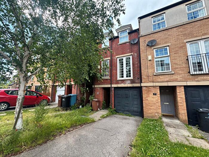 3 Bedroom End Of Terrace House For Sale In Lambwath Hall Court, Bransholme, Hull, HU7