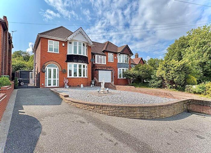 3 Bedroom Detached House For Sale In Vicarage Road West, Woodsetton, DY1