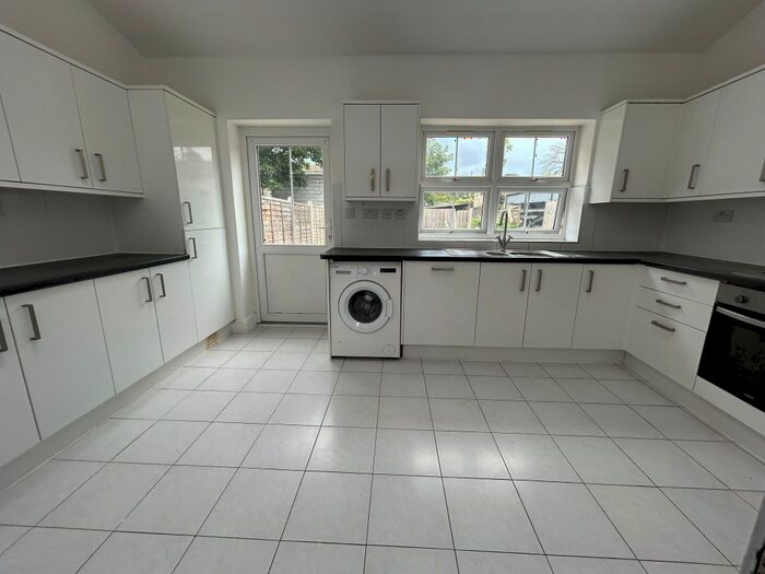 2 Bedroom End Terrace House For Sale In Fourth Avenue, London, E12