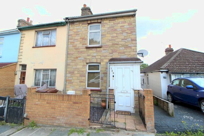 3 Bedroom End Terrace House To Rent In Gordon Road, Chatham, ME4