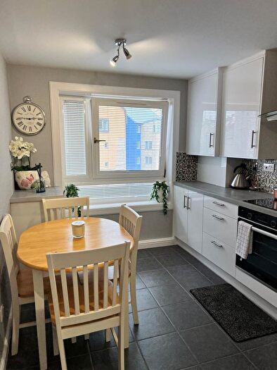 3 Bedroom Flat To Rent In Holyrood Road, Edinburgh, EH8