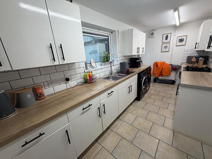 3 Bedroom Terraced House For Sale In Kinross Avenue, Leicester, LE5